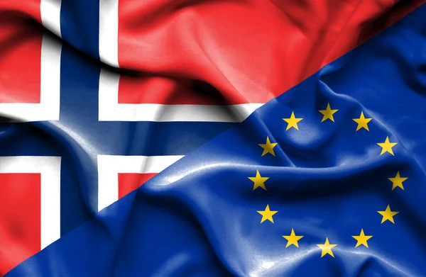 Avrupa Birliği ve Norveç bayrağı sallayarak — Stok fotoğraf