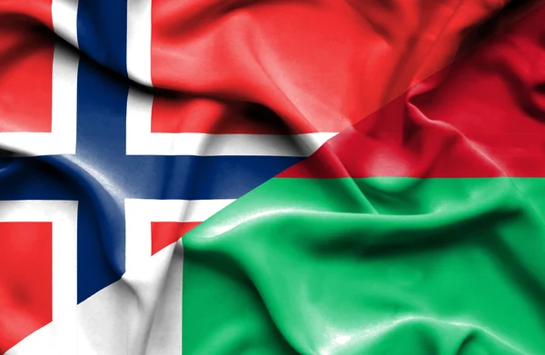 Bandiera sventolante di Madagascar e Norvegia — Foto Stock