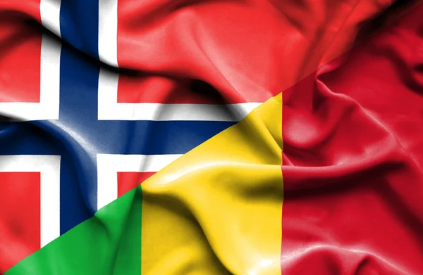 Macha flagą mali i Norwegia — Zdjęcie stockowe