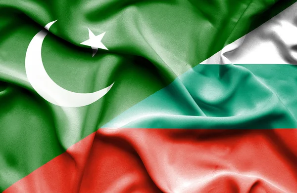 Waving flag of Bulgaria and Pakistan — Stock Photo, Image