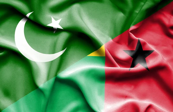 Wapperende vlag van Guinee-bissau en pakistan — Stockfoto