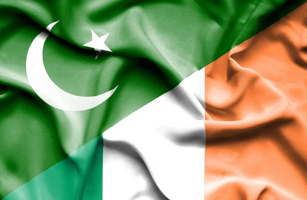 Waving flag of Ireland and Pakistan — Stock Photo, Image