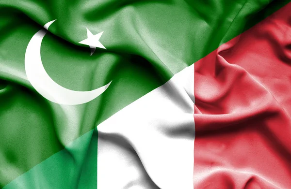 Bandeira acenando de Itália e Paquistão — Fotografia de Stock