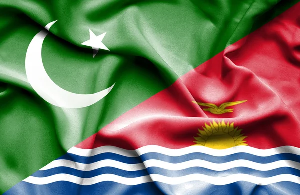 Ondeando la bandera de Kiribati y Pakistán — Foto de Stock