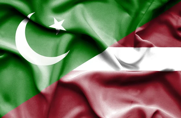 拉脱维亚和巴基斯坦那飘扬的旗帜 — 图库照片