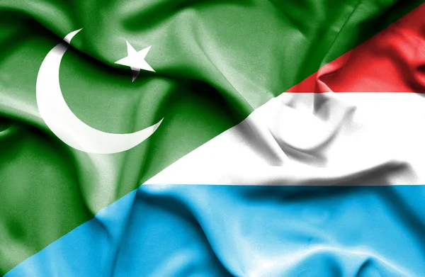 Bandera ondeante de Luxemburgo y Pakistán —  Fotos de Stock