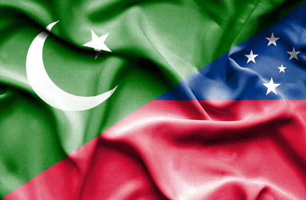 サモアとパキスタンの旗を振っています。 — ストック写真