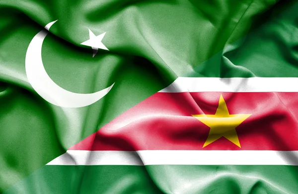 Wapperende vlag van suriname en pakistan — Stockfoto