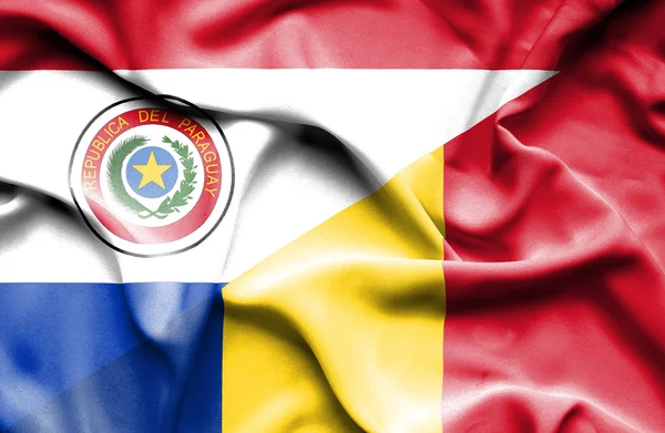 ルーマニアとパラグアイの旗を振っています。 — ストック写真