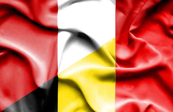 Bandiera sventolante di Belgio e Perù — Foto Stock