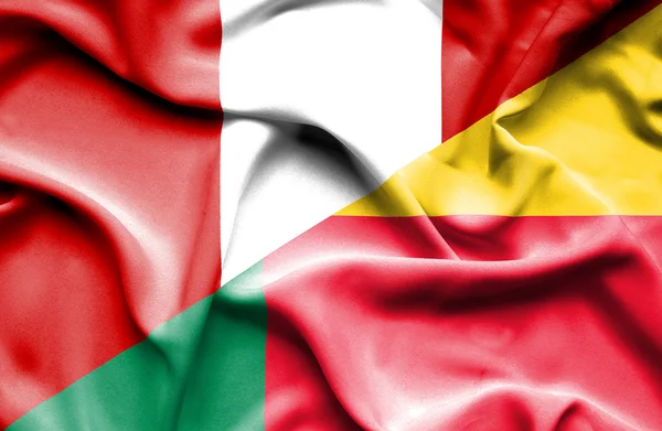 Flagge von Benin und Peru schwenken — Stockfoto