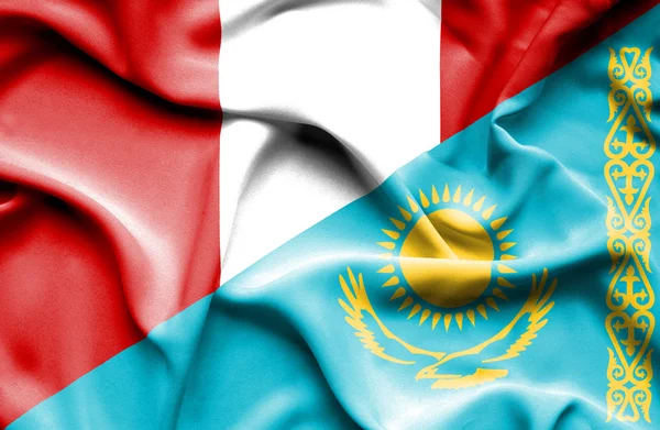 Bandiera sventolante di Kazakistan e Perù — Foto Stock