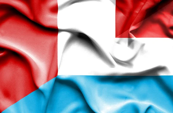 ルクセンブルグ、ペルーの旗を振っています。 — ストック写真