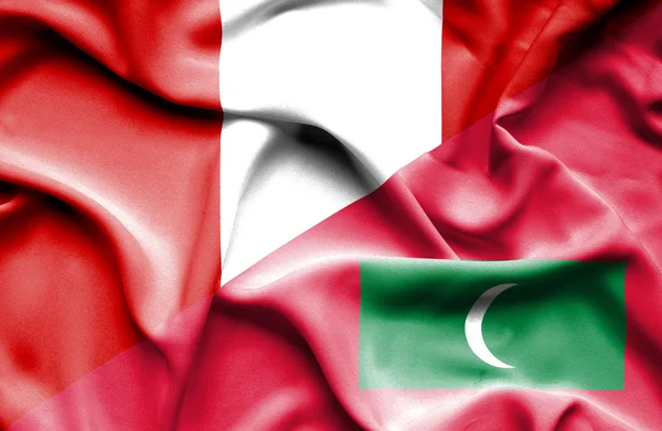 Flagge der Malediven und Perus schwenken — Stockfoto