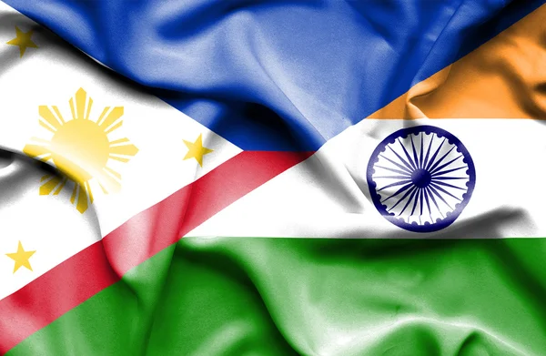 インド ・ フィリピンの旗を振っています。 — ストック写真