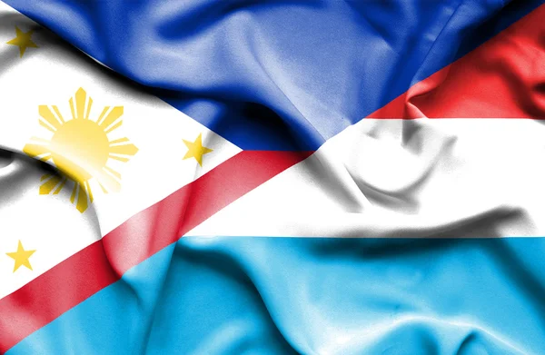 ルクセンブルクとフィリピンの旗を振っています。 — ストック写真