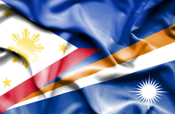 マーシャル諸島、フィリピンの旗を振っています。 — ストック写真