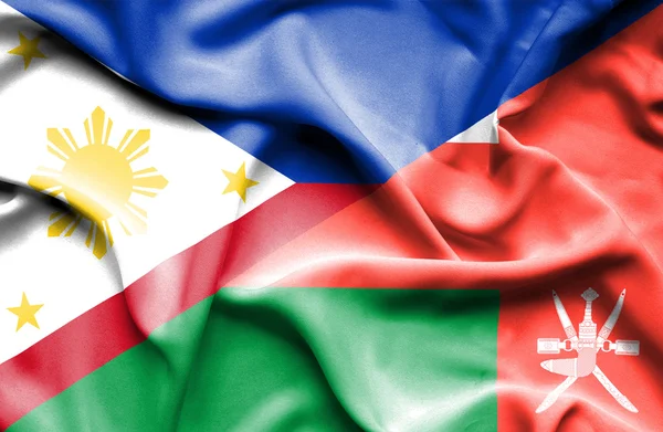 オマーン、フィリピンの旗を振っています。 — ストック写真
