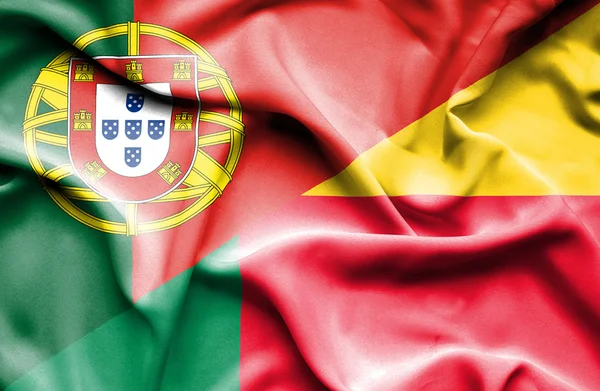 Bandeira acenando de Benim e Portugal — Fotografia de Stock