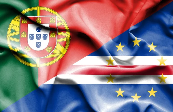Розмахуючи прапором Кабо-Верде та Португалії — стокове фото