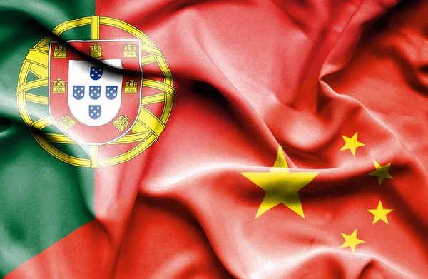 Bandeira ondulante da China e de Portugal — Fotografia de Stock