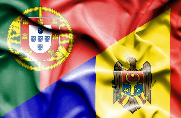 Zwaaien vlag van Moldavië en vlag, portugal — Stockfoto