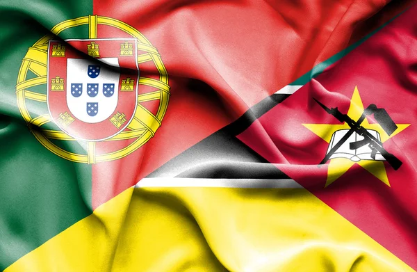 Viftande flagga Moçambique och portugal — Stockfoto