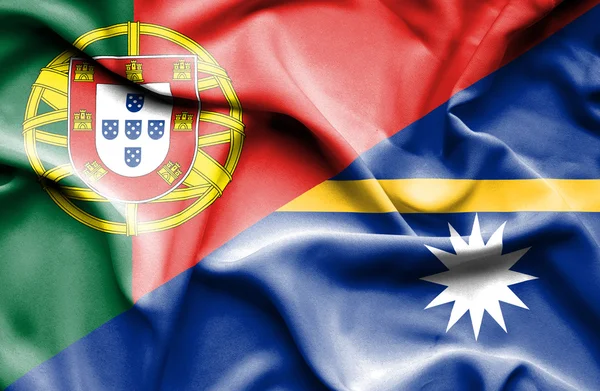 Розмахуючи прапором Науру та Португалії — стокове фото