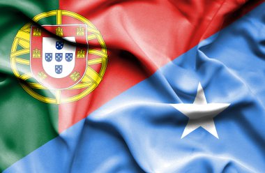 Somali ve Portekiz bayrağı sallayarak