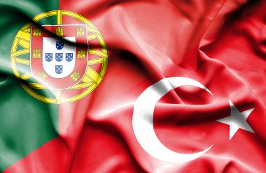 Türkiye ve Portekiz bayrağı sallayarak