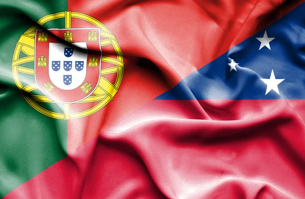 Розмахуючи прапором Самоа та Португалії — стокове фото