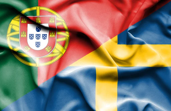 İsveç ve Portekiz bayrağı sallayarak — Stok fotoğraf