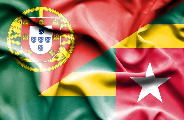 Wapperende vlag van togo en portugal — Stockfoto