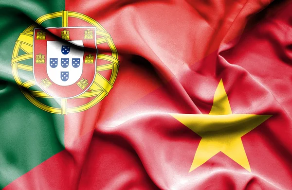 Wapperende vlag van vietnam en portugal — Stockfoto