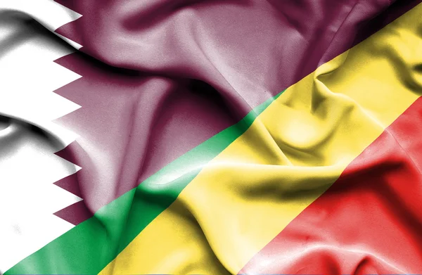 Flagge der Republik Kongo und Katars schwenkend — Stockfoto