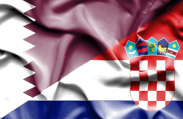 Heiluttaen Kroatian ja Qatarin lippua — kuvapankkivalokuva