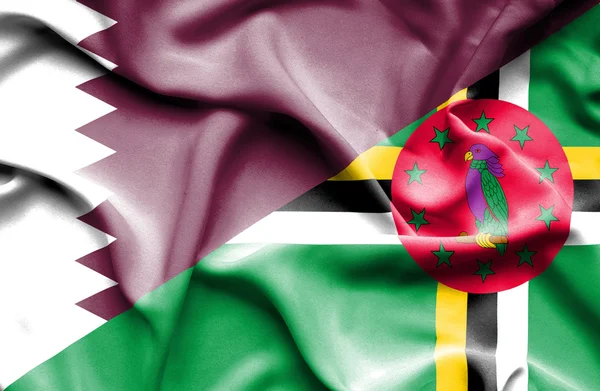 多米尼克和卡塔尔那飘扬的旗帜 — 图库照片