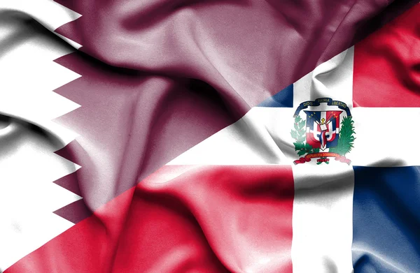 Flagge der Dominikanischen Republik und Katars schwenkend — Stockfoto
