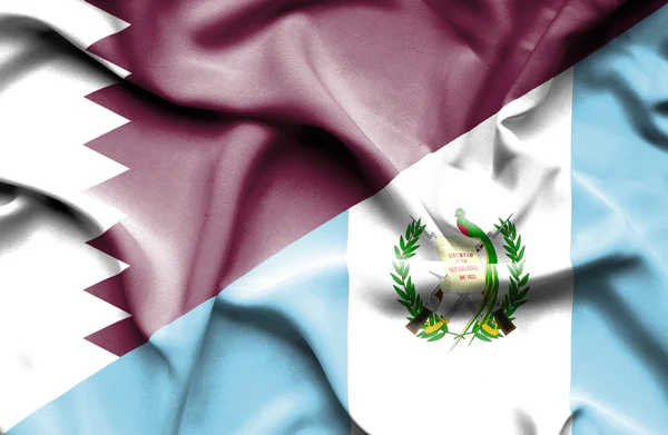 Guatemalan ja Qatarin lippu heiluu — kuvapankkivalokuva