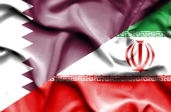 Flagge von Iran und Katar schwenkend — Stockfoto