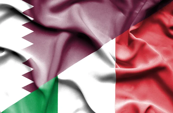 İtalya ve Katar bayrağı sallayarak — Stok fotoğraf