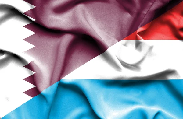 Flagge Luxemburgs und Katars schwenken — Stockfoto