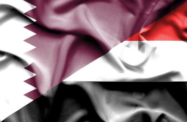 yemen Katar bayrağı sallayarak