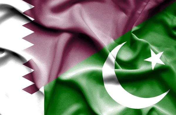 파키스탄과 카타르의 깃발을 흔들며 — 스톡 사진