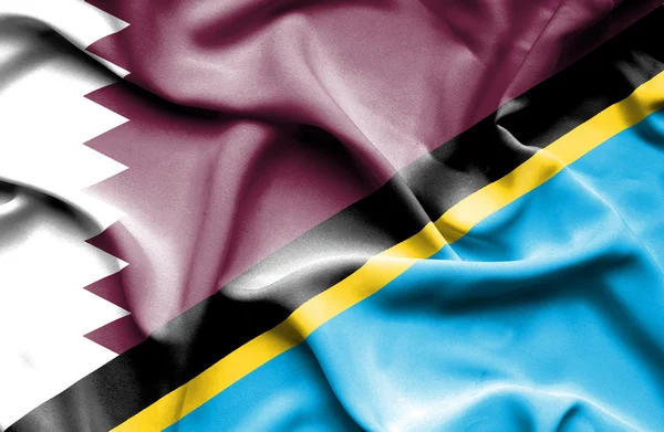 Bandiera sventolante di Tanzania e Qatar — Foto Stock
