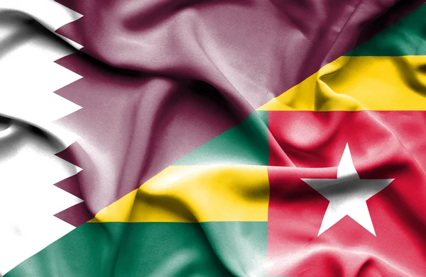 Flagge von Togo und Katar schwenken — Stockfoto