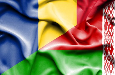 Beyaz Rusya ve Romanya bayrağı sallayarak