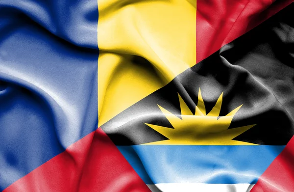 Bandera ondeante de Antigua y Barbuda y Rumanía — Foto de Stock