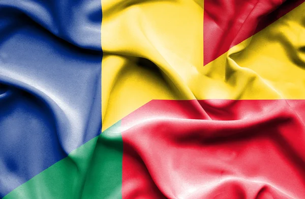 benin ve Romanya bayrağı sallayarak