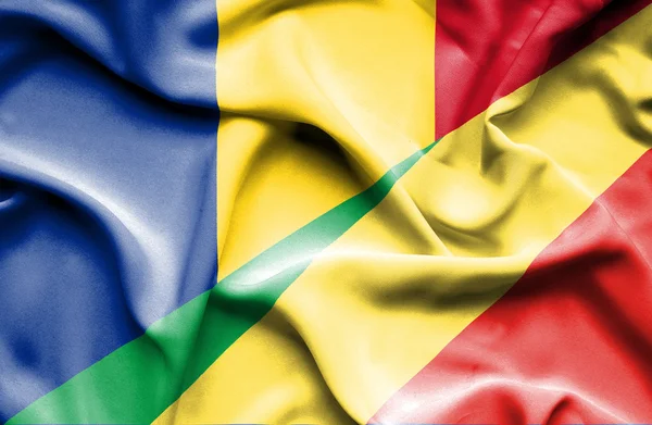 Bandiera sventolante della Repubblica del Congo e della Romania — Foto Stock